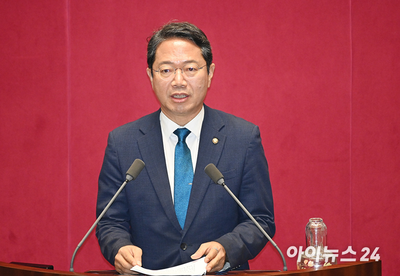 정성호 법무부 장관이 29일 서울 여의도 국회에서 열린 법제사법위원회 전체회의에서 자료를 살펴보고 있다. [사진=곽영래 기자]