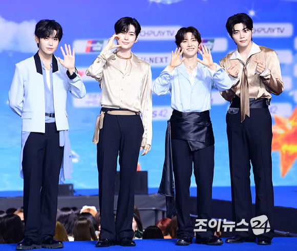그룹 제로베이스원(ZEROBASEONE)이 9일 오후 경기도 일산 킨텍스에서 열린 2026 SBS 가요대전 Summer 블루카펫 행사에 참석하고 있다. [사진=정소희 기자]