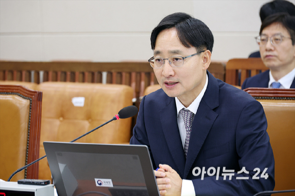 임광현 국세청장 후보자가 15일 서울 여의도 국회에서 열린 국회 기획재정위원회 임광현 국세청장 후보자 인사청문회에서 질의에 답변하고 있다. [사진=곽영래 기자]