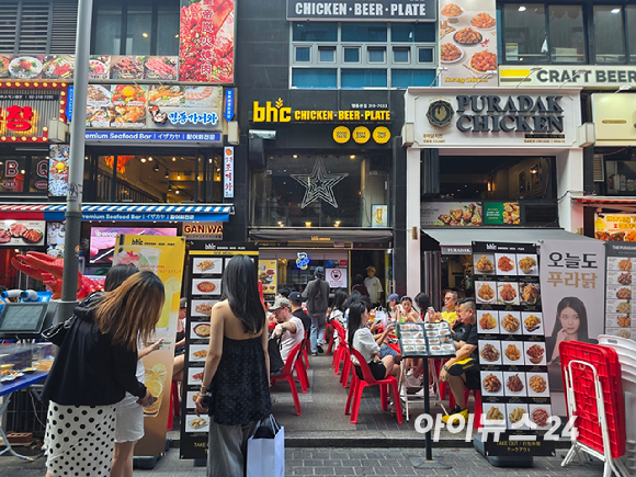 명동에서 한국 제품을 전문적으로 파는 매장 앞에 외국인들이 몰려 있다. [사진=구서윤 기자]