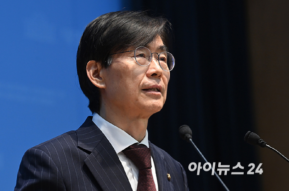 조경태 국민의힘 의원이 28일 서울 여의도 국회 소통관에서 정치 현안 관련 기자회견을 하고 있다. [사진=곽영래 기자]