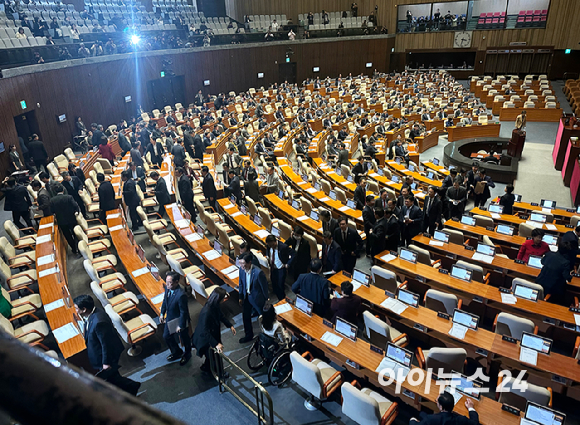 14일 오후 서울 여의도 국회에서 열린 본회의에서 '김건희 여사 특검법' 수정안에 대한 표결 직전 국민의힘 의원들이 퇴장하고 있다. [사진=정소희 기자]