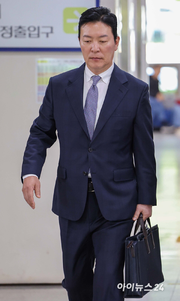 김성훈 전 대통령 경호처 차장이 23일 서울 서초구 서울중앙지법에서 열린 특수공무집행방해 등 혐의와 관련한 공판에 출석하고 있다. [사진=사진공동취재단]