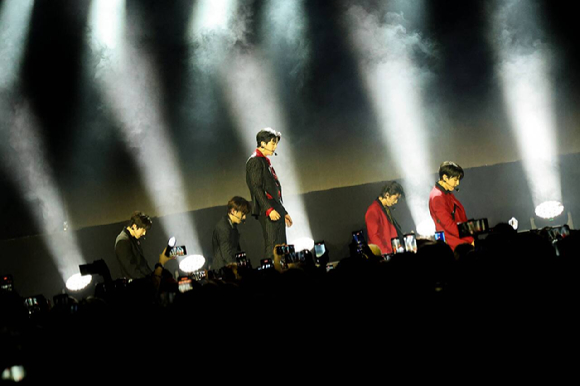 SF9이 '2025 SF9 LIVE FANTASY #5 LOVE DAWN IN EUROPE & USA'(2025 SF9 라이브 판타지 #5 러브 던 인 유럽 & 유에스에이) 투어에서 무대를 꾸미고 있다. [사진=FNC엔터테인먼트]