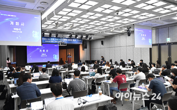 '제6회 아이뉴스24 금융정책포럼'이 '디지털자산기본법 이후, 한국 가상자산 시장의 새로운 질서'를 주제로 18일 서울 중구 은행회관 국제회의실에서 열렸다. 박동석 아이뉴스24 사장이 개회사를 하고 있다. [사진=곽영래 기자]