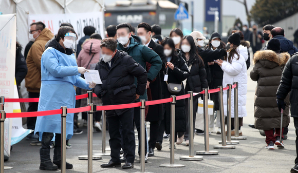 서울역광장에 설치된 임시선별검사소에서 시민들이 신속항원검사를 받기 위해 줄을 서고 있다. [사진=뉴시스]