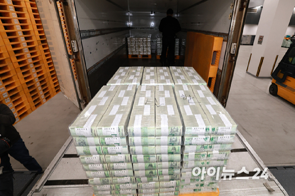 민족 대명절 설을 앞둔 11일 서울 중구 한국은행 본점에서 직원들이 시중은행으로 공급될 설 자금 방출 작업을 하고 있다. 2026.2.11 [사진=사진공동취재단]