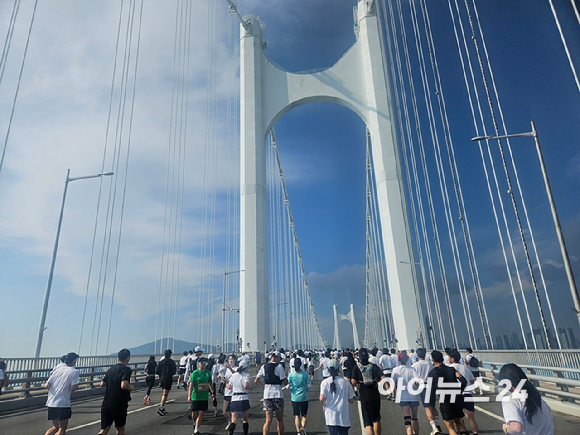 '제13회 메르세데스-벤츠 기브앤 레이스' 참가자들이 부산 벡스코에서 광안리 해수욕장을 향해 출발하고 있다. [사진=메르세데스-벤츠 코리아]