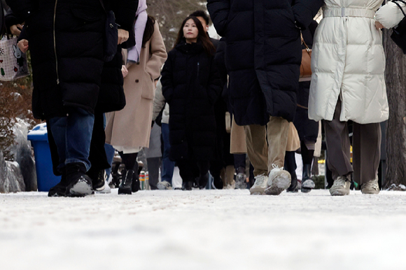 서울 강변역 인근에서 시민들이 출근하고 있다. [사진=뉴시스]