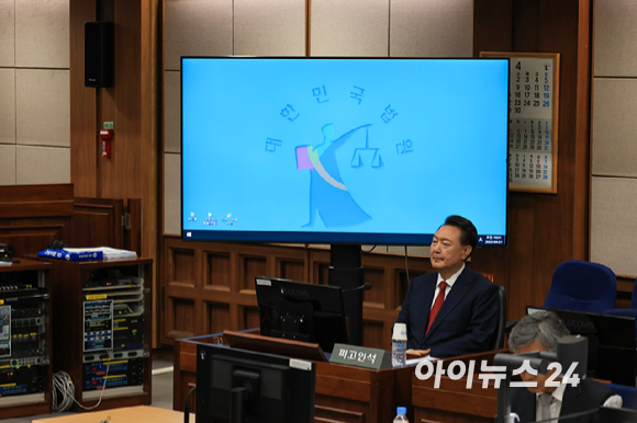 윤석열 전 대통령이 21일 서울 서초동 서울중앙지법에서 열린 내란 우두머리 혐의 형사재판 2번째 공판에 출석하고 있다. [사진=사진공동취재단]