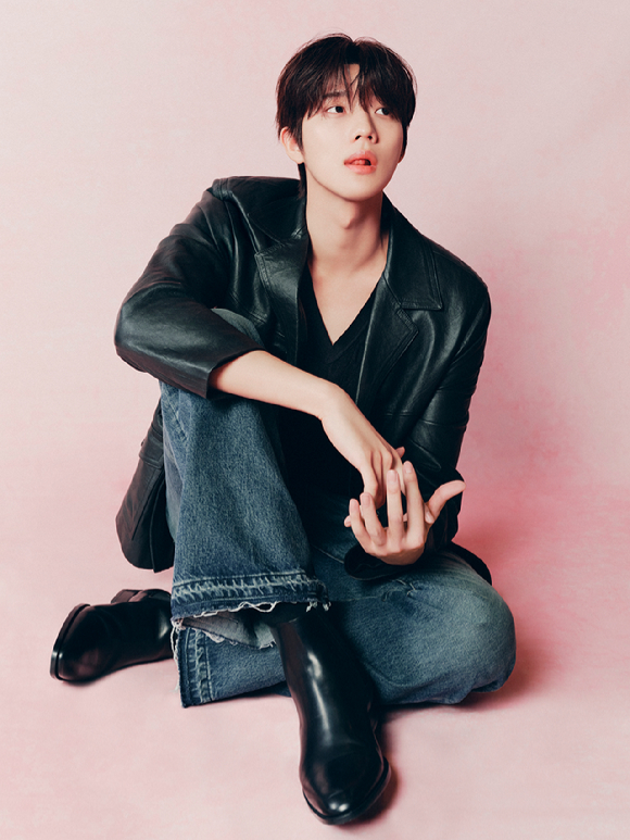 배우 문상민이 넷플릭스 영화 '파반느' 인터뷰에 앞서 포즈를 취하고 있다. [사진=넷플릭스]