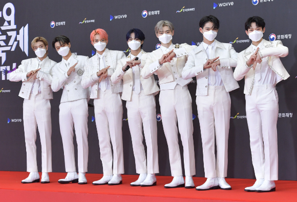그룹 엔하이픈(ENHYPEN)이 17일 서울 영등포구 여의도 KBS에서 열린 '2021 KBS 가요대축제'에 참석해 포토타임을 갖고 있다. [사진=KBS]