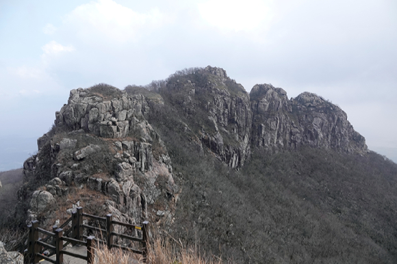 두륜산 너른 절마당과 두룬산. [사진=박성기]