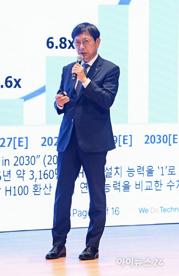 안현 SK하이닉스 개발총괄 사장이 14일 서울 강남구 코엑스에서 열린 &lsquo;제28회 반도체대전&rsquo; 키노트 세션에서 'AI시대, 메모리 혁신의 방향을 묻다'라는 주제로 발표하고 있다. [사진=곽영래 기자]