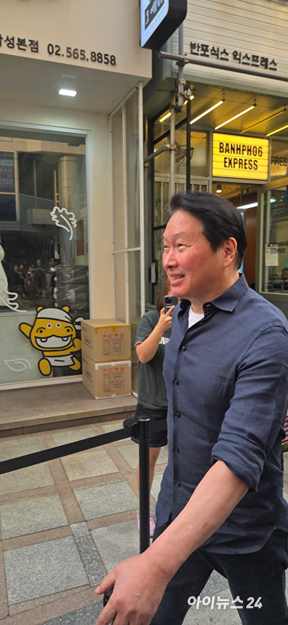 젠슨 황 엔비디아 최고경영자(CEO)가 7일 서울 강남구 삼성동 깐부치킨에서 열린 최태원 SK그룹 회장과의 만찬 회동에 참석하기 위해 입장하고 있다. [사진=박지은 기자]