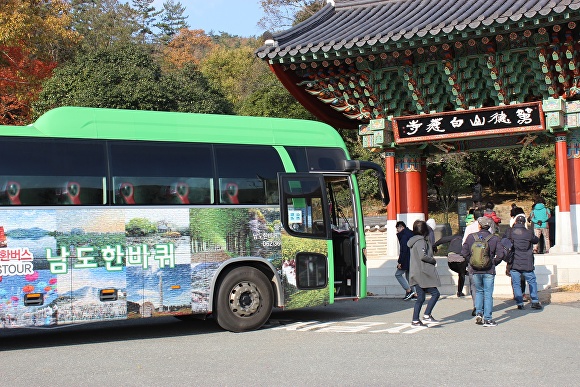 전라남도의 지역 곳곳을 버스로 여행하는 관광상품인 ‘남도한바퀴’를 이용한 관광객들이 관광지를 방문하고 있다. [사진=전라남도]