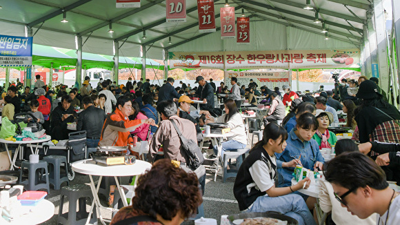 장수 한우랑 사과랑 축제 기간에 운영되는 장수한우마당 [사진=장수군 ]