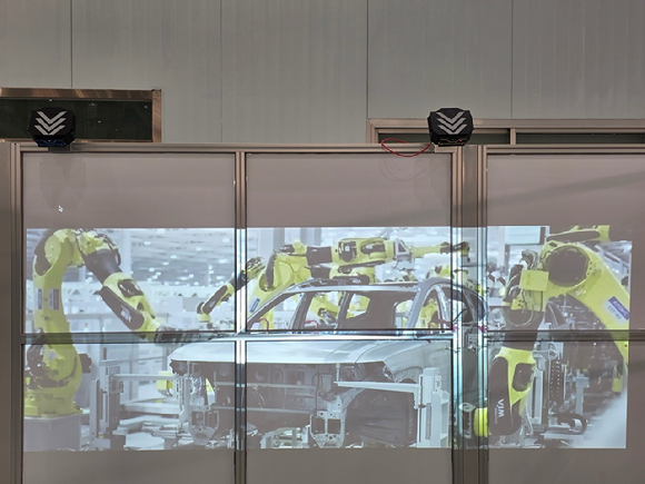 보스턴 다이나믹스의 4족 보행 로봇 'SPOT'이 공장을 자율 순찰하며 다양한 센서로 설비 상태를 실시간 모니터링하는 모습. [사진=현대자동차]