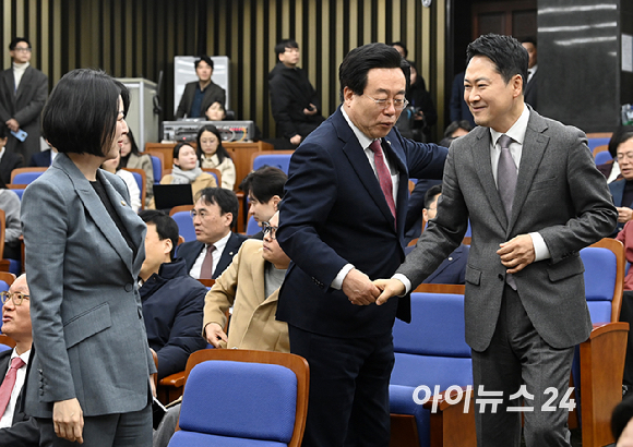 국민의힘 장동혁 대표와 배현진 의원이 23일 서울 여의도 국회에서 열린 의원총회에서 악수를 하고 있다. [사진=곽영래 기자]