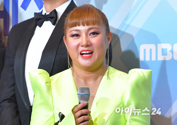 지난 2019년 12월29일 오후 서울 상암동 MBC 공개홀에서 열린 '2019 MBC 방송연예대상'에 포토월 행사에서 '나 혼자 산다' 박나래가 인사말을 하고 있다. [사진=아이뉴스24 포토DB ]