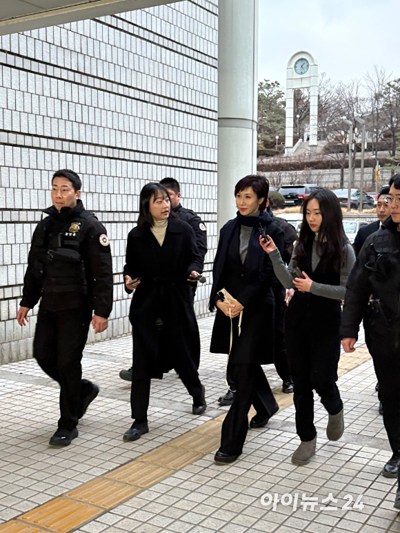 최태원 SK 회장(왼쪽)과 노소영 아트센터 나비 관장. [사진=권서아 기자]