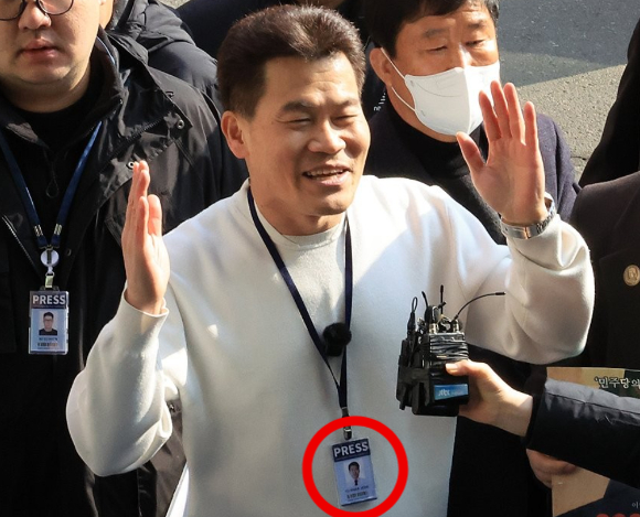 전한길 씨가 이재명 대통령 명예훼손 혐의로 조사를 받기 위해 지난 12일 서울 동작경찰서로 출석 하며 기자의 질문에 답하고 있다. [사진=연합뉴스]