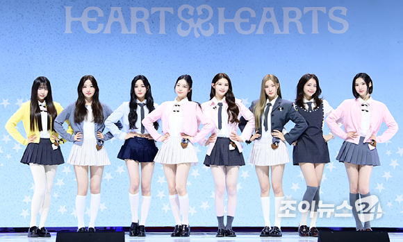 그룹 하츠투하츠가 24일 오후 서울 광진구 예스24라이브홀에서 열린 하츠투하츠(Hearts2Hearts) 첫 번째 싱글앨범 '더 체이스' 발매 기념 쇼케이스에서 포즈를 취하고 있다. [사진=정소희 기자]