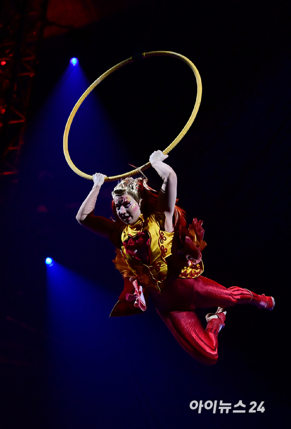 15일 오후 서울 잠실종합운동장 내 빅탑에서 열린 태양의서커스 '쿠자(KOOZA)' 프레스 컨퍼런스에서 배우들이 환상적인 무대를 선보이고 있다. [사진=정소희 기자]