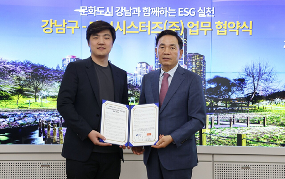 조길현 데브시스터즈 대표(좌측)와 조성명 강남구청장. [사진=데브시스터즈]