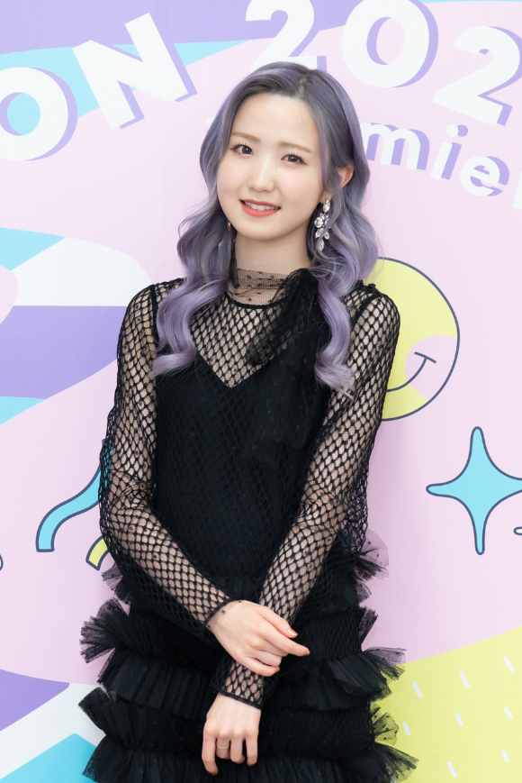 일본 아이돌 그룹 AKB48 및 전 아이즈원 멤버 혼다 히토미가 지난 15일 일본 도쿄 마쿠하리메세(치바현 소재)에서 열린 'KCON 2022 Premier in Tokyo'(케이콘 2022 프리미어 인 도쿄)에 참석해 포즈를 취하고 있다. [사진=CJ ENM]