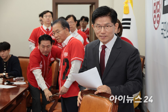 김문수 국민의힘 대통령 후보가 15일 오전 서울 여의도 국회에서 열린 긴급 기자회견에 참석하고 있다. [사진=곽영래 기자]