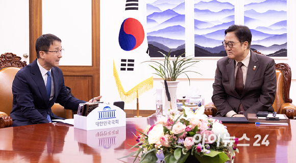 한병도(왼쪽)더불어민주당 신임 원내대표가 12일 오전 국회의장을 예방, 대화를 나누고 있다. [사진=곽영래 기자]