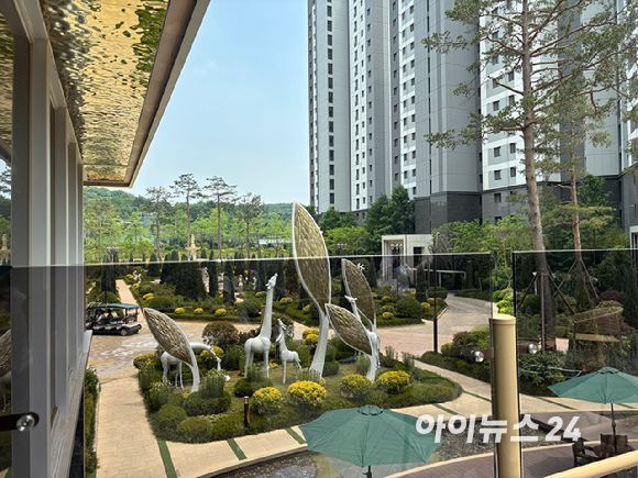 로열파크씨티 커뮤니티 시설인 실내 수영장 내부 모습. [사진=김민지 기자]