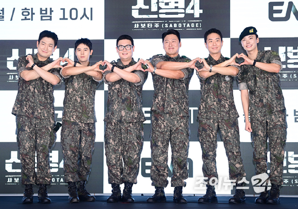 (왼쪽부터)배우 남태우-김동준-김민호-오대환-이현균-이원정이 24일 오후 서울 구로구 신도림동 더세인트에서 열린 ENA 새 월화드라마 '신병4 : 사보타주' 제작발표회에 참석하고 있다. [사진=정소희 기자]