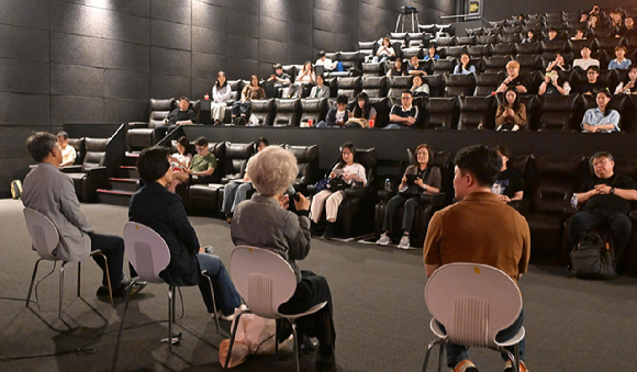 ﻿제30회 부산국제영화제에 와이드 앵글 다큐멘터리 쇼케이스 부문에 초청된 '빨간나라를 보았니'는 경상북도에서 파란 잠바를 입고 선거에 뛰어드는 이들의 선거 패배기를 다룬 독립 다큐다. 홍영아 감독이 19일 관객과의 대화를 앞두고 기념사진을 찍고 있다. [사진=사려니]