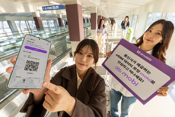 모델이 e심 데이터 로밍 서비스 모비(mobi)를 소개하고 있는 모습. [사진=KT엠모바일]