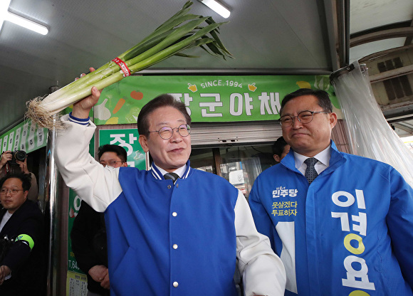 더불어민주당 이재명 대표가 27일 제천동문전통시장에서 대파를 들어보이고 있다. [사진=뉴시스]