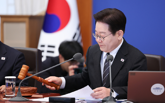 이재명 대통령이 10일 청와대에서 의사봉을 두드리며 국무회의 개회를 선언하고 있다. 2026.3.10 [사진=연합뉴스]
