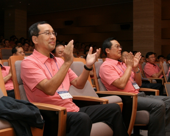 지난 2008년 9월 10일 경기 안양시 LS타워에서 개최한 '2008 LS혁신한마당'에 참석한 당시 구자홍 LS회장(왼쪽)과 구자열 LS전선 부회장. [사진=뉴시스]