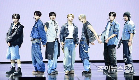 그룹 알파드라이브원이 12일 오후 서울 용산구 블루스퀘어 SOL트래블홀에서 열린 알파드라이브원(ALPHA DRIVE ONE) 첫 번째 데뷔 미니 1집 'EUPHORIA'(유포리아) 발매 기념 쇼케이스에서 타이틀곡 '프릭 알람' 무대를 선보이고 있다. [사진=정소희 기자]