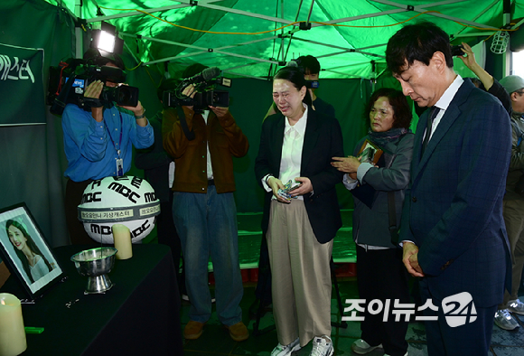 15일 오전 서울 상암동 MBC신사옥 앞 기상캐스터 故 오요안나 분향소에서 고인의 어머니 장연미 씨가 눈물을 흘리고 있다. 위로하는 안형준 MBC 사장. 이날 MBC는 故 오요안나 유족과 합의를 하고 명예사원증 수여식을 진행했다. [사진=정소희 기자]