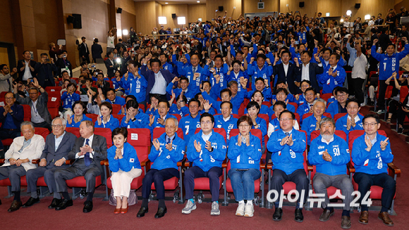 더불어민주당 박찬대 상임총괄선거대책위원장, 윤여준 상임총괄선거대책위원장, 강금실 총괄선거대책위원장 등 당 지도부가 3일 오후 국회 의원회관 개표 상황실에서 출구조사 결과를 지켜보며 환호하고 있다. [사진=곽영래 기자]