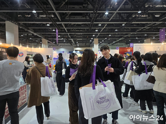 18일 오전 방문한 관람객들로 북적이는 '컬리 푸드페스타 2025' [사진=박은경 기자]