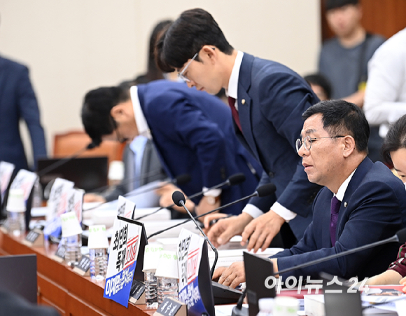 14일 오전 서울 여의도 국회 과학기술정보방송통신위원회에서 열린 배경훈 과학기술정보통신부 장관 후보자 인사청문회에서 국민의힘 의원들의 ‘최민희 독재 OUT’ 피켓을 붙이고 있다. [사진=곽영래 기자]
