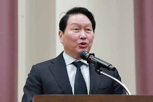 최태원 SK그룹 회장이 28일 국회 의원회관에서 열린 한중의원연맹 세미나에서 특별 강연을 마치고 질의응답을 받고 있다. [사진=박지은 기자]