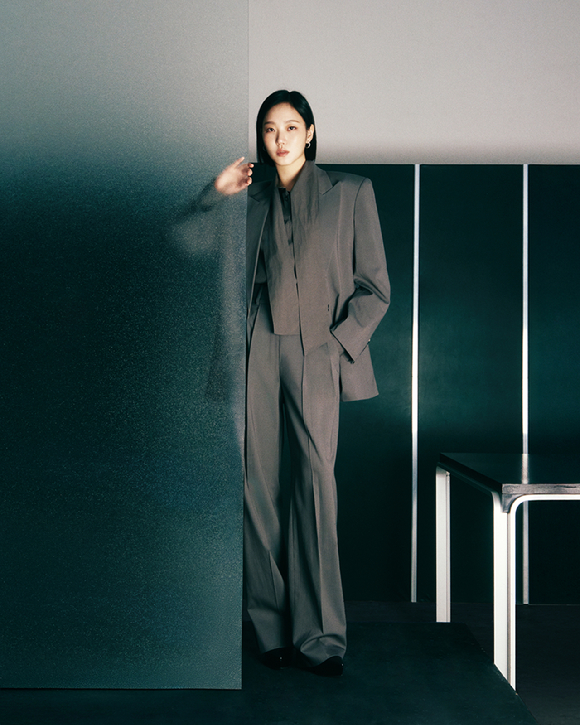 배우 김고은이 넷플릭스 시리즈 '자백의 대가' 인터뷰에 앞서 포즈를 취하고 있다. [사진=넷플릭스]