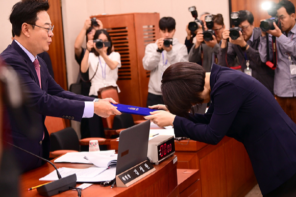 이소영 중소벤처기업부 장관 후보자가 15일 서울 여의도 국회에서 열린 인사청문회에 참석해 김성원 위원장에게 선서문을 전달하고 있다. [사진=정소희 기자]