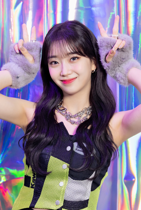 그룹 스테이씨(STAYC) 수민이 21일 온라인으로 진행된 스테이씨 미니 2집 'YOUNG-LUV.COM' 발매 기념 미디어쇼케이스에 참석해 포즈를 취하고 있다. [사진=하이업엔터테인먼트]