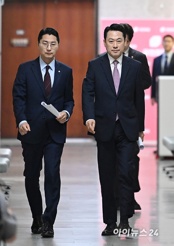 장동혁 국민의힘 대표가 24일 서울 여의도 국회에서 열린 현안 관련 브리핑을 위해 회견장으로 향하고 있다. [사진=곽영래 기자]