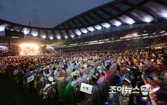 그룹 있지(ITZY)가 11일 오후 서울월드컵경기장에서 열린 '2023 새만금 세계스카우트 잼버리 K팝 슈퍼 라이브'에서 멋진 무대를 선보이고 있다. [사진=한국온라인사진기자협회 공동취재단]